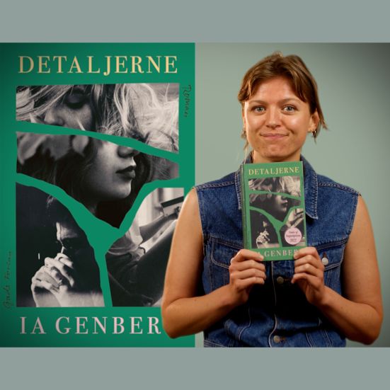 Bibliotekets litteraturformidler Kirsten holder bogen "Detaljerne"