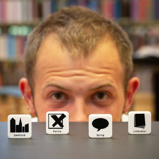 Bibliotekets litteraturformidler Stinus bag fire brikker fra spillet Bezzerwizzer