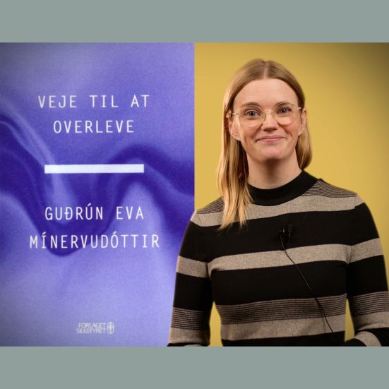 Bibliotekets litteraturformidler Mette foran bogen "Veje til at overleve"