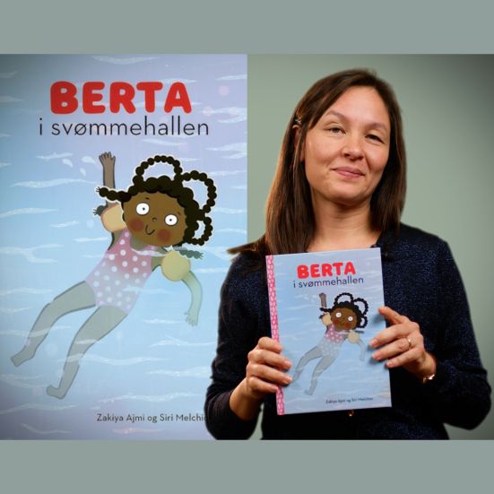 Bibliotekets børnelitteraturformidler Nana holder bogen "Berta i svømmehallen"