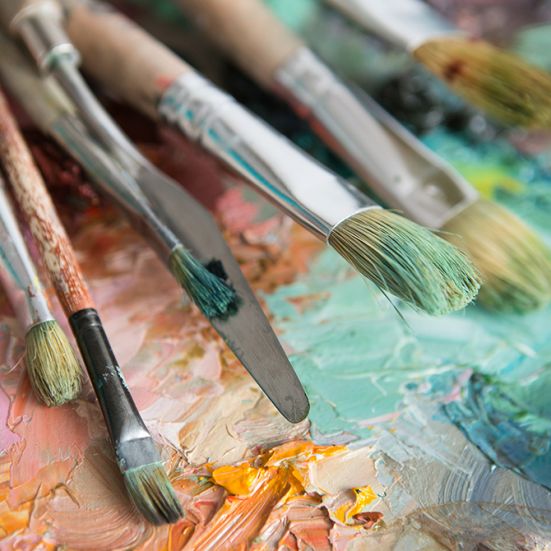 Adskillige pensler på en malerpalet