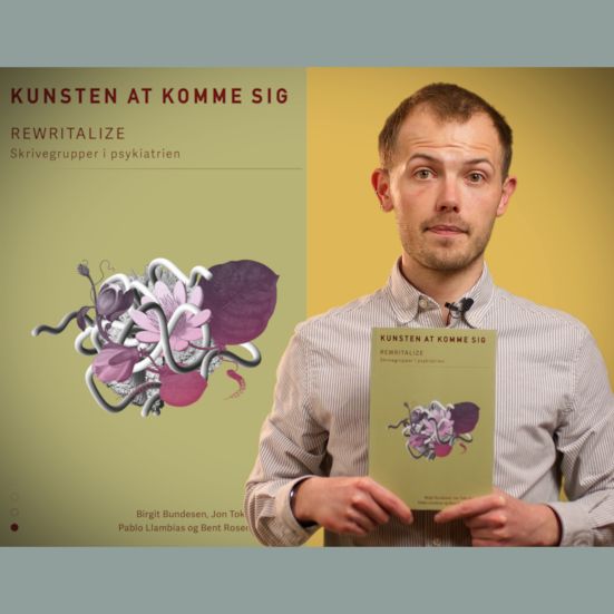 Bibliotekets litteraturformidler Stinus holder bogen "Kunsten at komme sig"