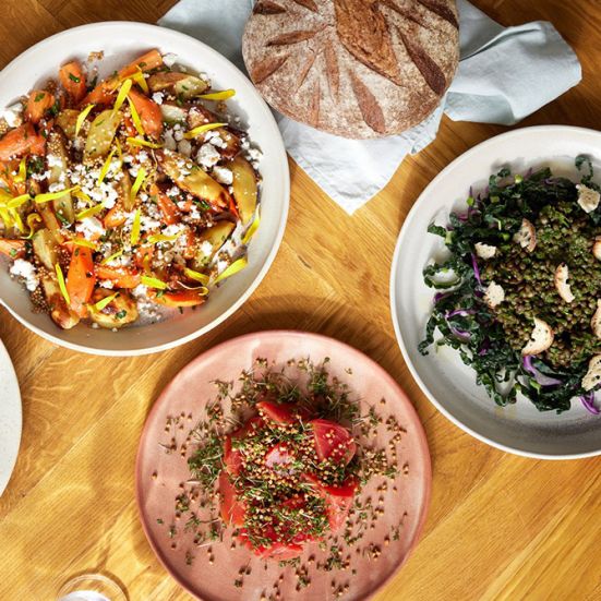 Tallerkener med lækker vegetarisk mad