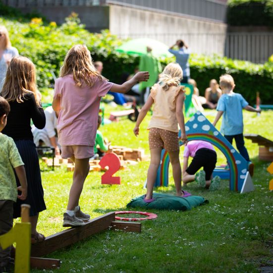 Foto af børn på aktivitetsbane