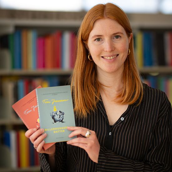 Bibliotekets litteraturformidler Mette holder to bøger af Tove Jansson