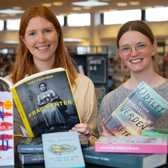 Bibliotekets litteraturformidlere Mette og Mette viser bøger frem