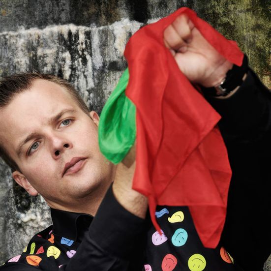 Tryllekunstner Lasse K med farvede lommetørklæder