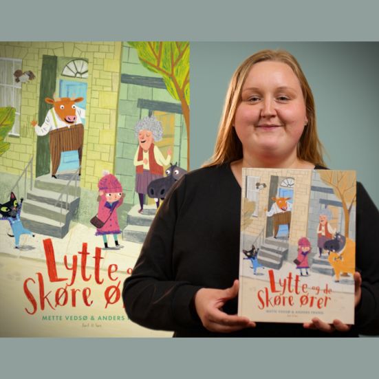 Bibliotekets litteraturformidler Julie holder bogen "Lytte og de skøre ører"