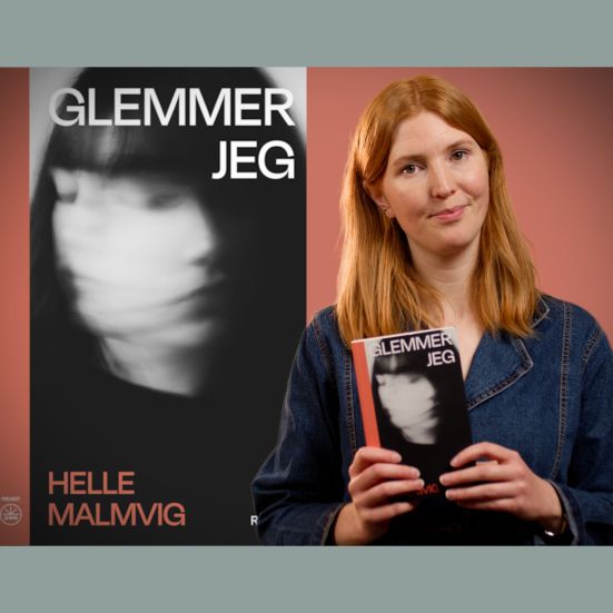 Bibliotekets litteraturformidler Mette holder bogen "Glemmer jeg"