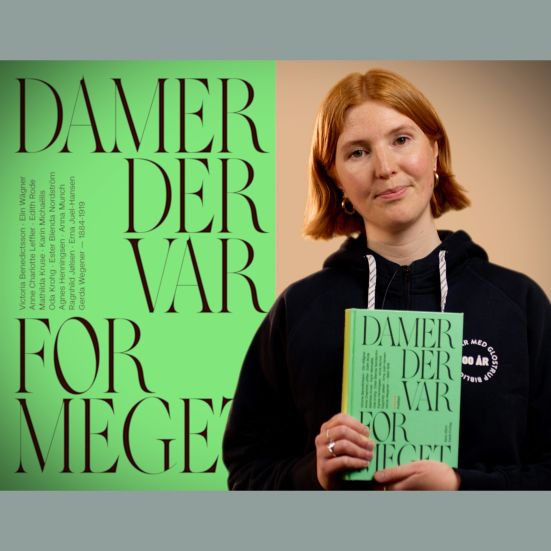 Bibliotekets litteraturformidler Mette holder bogen "Damer der var for meget"
