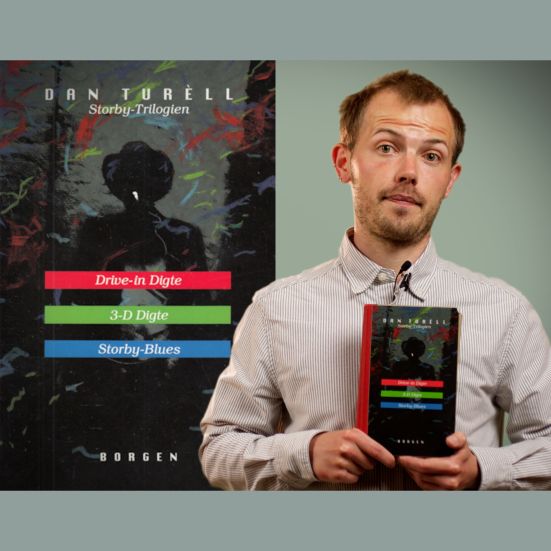 Bibliotekets litteraturformidler Stinus holder bogen "Storby-Trilogien"