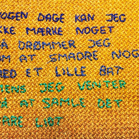 tekst broderet på stof