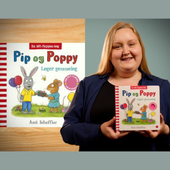 Bibliotekets litteraturformidler Julie holder bogen "Pip og Poppy leger gemmeleg"