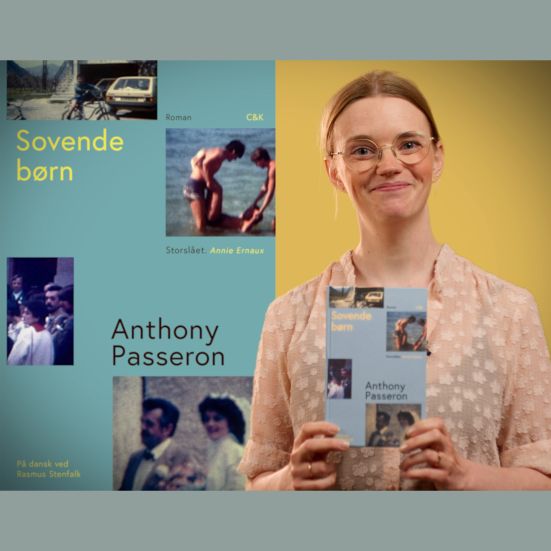 Bibliotekets litteraturformidler Mette holder bogen "Sovende børn"