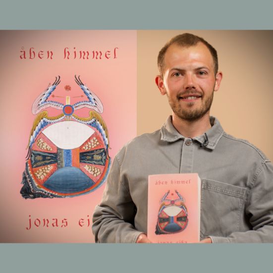 Bibliotekets litteraturformidler Stinus holder bogen "Åben himmel"