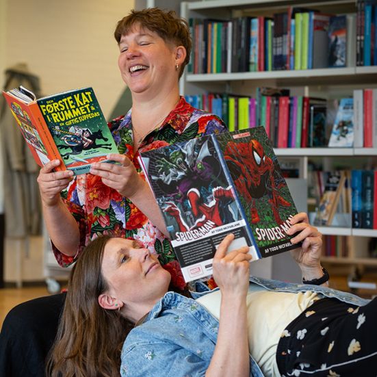 Bibliotekets børnelitteraturformidlere Louise og Sara læser tegneserier