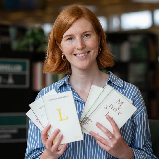 Bibliotekets litteraturformidler Mette holder en stak Tænkepause-bøger