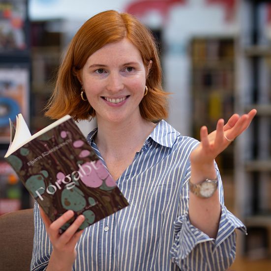 Bibliotekets litteraturformidler Mette læser højt fra en bog