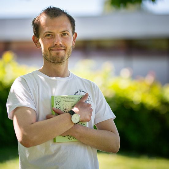 Bibliotekets litteraturformidler Stinus krammer en bog