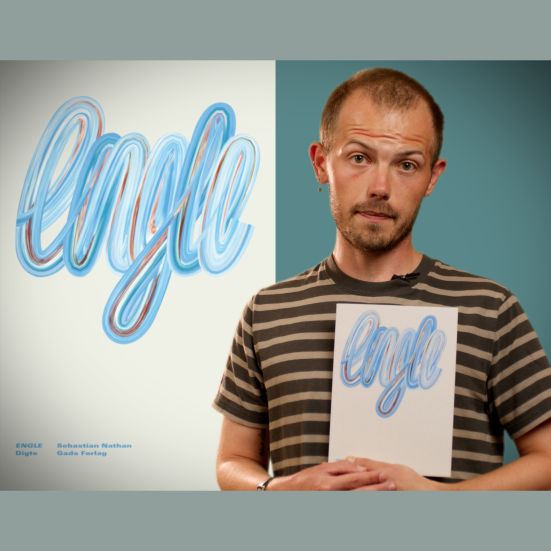 Bibliotekets litteraturformidler Stinus holder bogen "Engle"