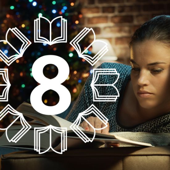 Kvinde læser i bog - otte udvalgte