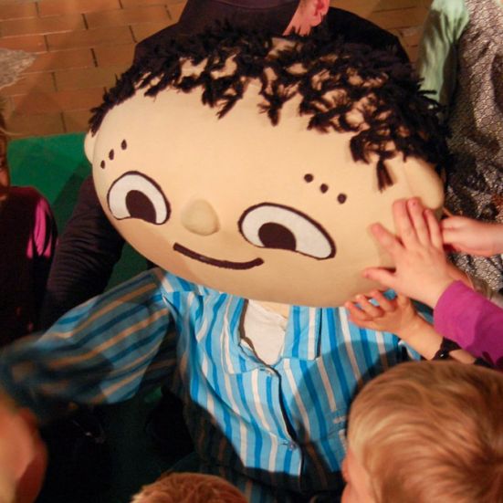 Alfons Åberg-dukke omringet af børn