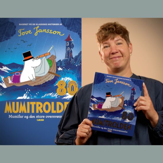 Bibliotekets litteraturformidler Louise holder bogen "Mumitrolden: Mumifar og den store oversvømmelse"