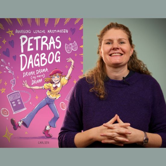 Bibliotekets litteraturformidler Trine foran bogen "Petras dagbog"