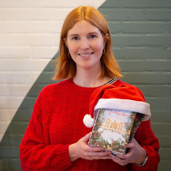 Bibliotekets litteraturformidler Mette holder en julebog