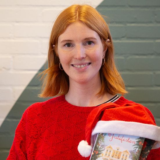 Bibliotekets litteraturformidler Mette holder en julebog