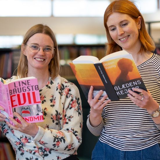 Bibliotekets litteraturformidlere Mette og Mette med bøger