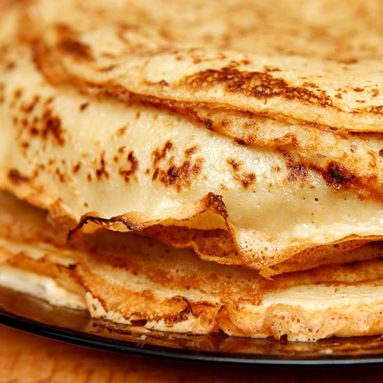 En stak pandekager på en tallerken