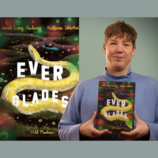Bibliotekets litteraturformidler Louise holder bogen "Everglades"