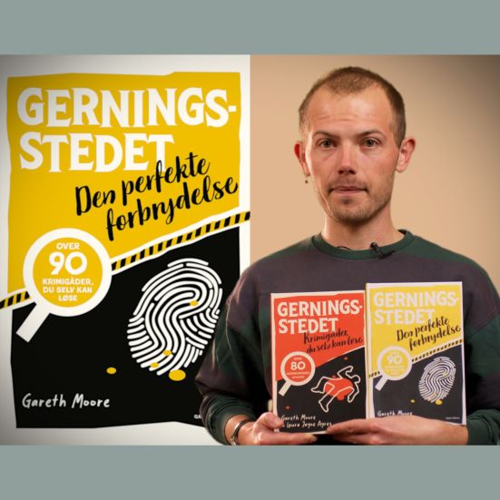 Bibliotekets litteraturformidler Stinus holder Gerningsstedet-bøgerne