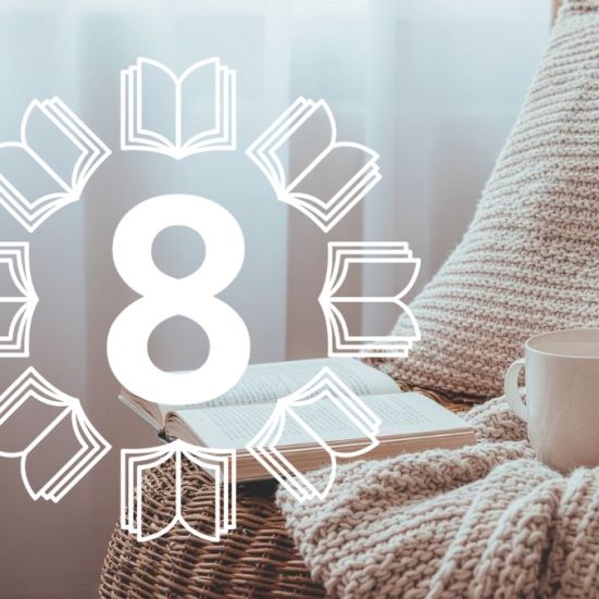 Lænestol med bog og kaffe