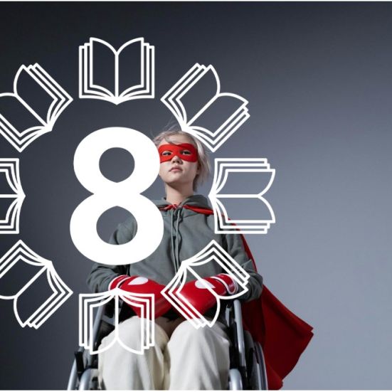 En pige i en kørestol med rød superhelt kappe på samt boksehandsker