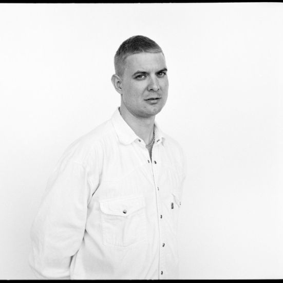 Sort-hvid foto af digteren Caspar Eric