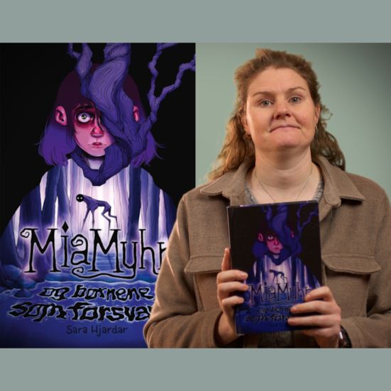 Bibliotekets litteraturformidler Trine holder bogen "Mia Myhr og børnene, som forsvandt"