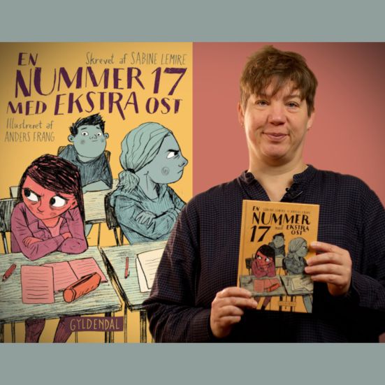 Bibliotekets litteraturformidler Louise holder bogen "En nummer 17 med ekstra ost"