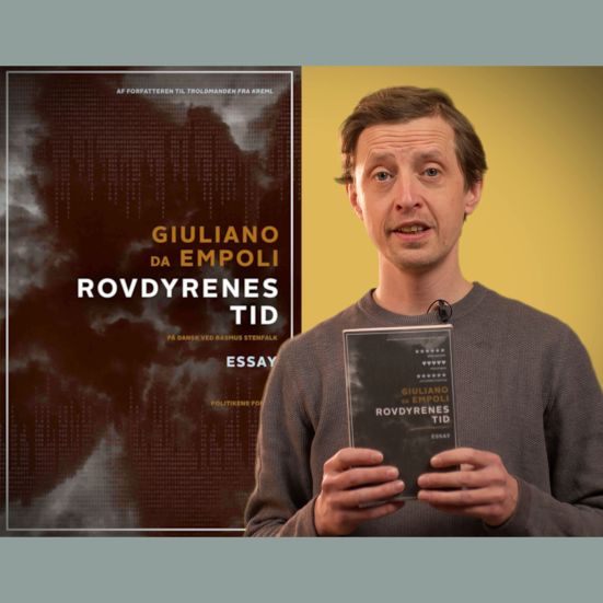 Bibliotekets litteraturformidler Philip holder bogen "Rovdyrenes tid"