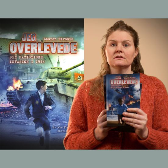 Bibliotekets litteraturformidler Trine holder bøger i Jeg overlevede-serien