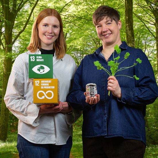 Bibliotekets litteraturformidlere Mette og Louise står foran en grøn bøgeskov