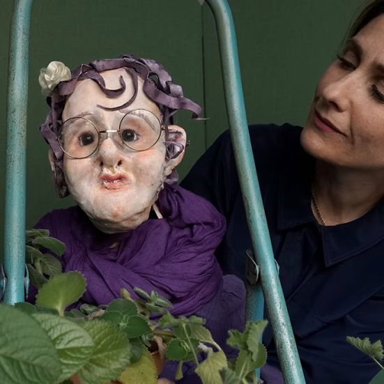 Kvinde med dukke af gammel dame