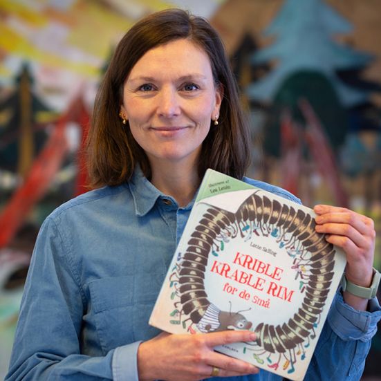 Bibliotekets litteraturformidler Sara holder en bog