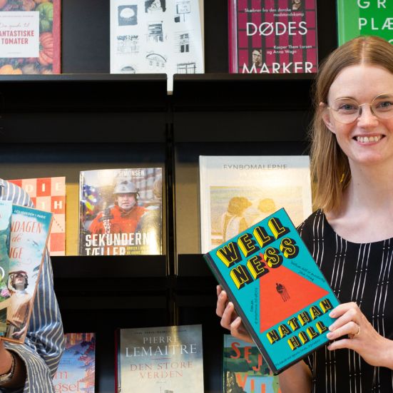 Bibliotekets litteraturformidlere Mette og Mette fremviser bøger
