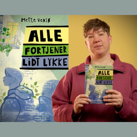 Bibliotekets børnelitteraturformidler Louise holder bogen "Alle fortjener lidt lykke"