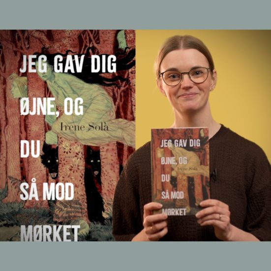 Bibliotekets voksenlitteraturformidler Mette holder bogen "Jeg gav dig øjne, og du så mod mørket"