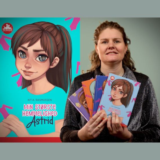 Bibliotekets børnelitteraturformidler Trine holder bøger fra Min største hemmelighed-serien