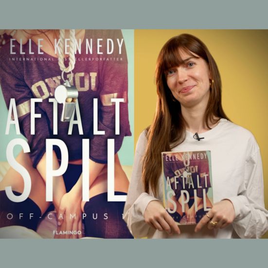 Bibliotekets litteraturformidler Josefine holder bogen "Aftalt spil"
