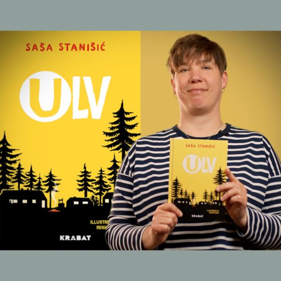 Bibliotekets litteraturformidler Louise holder bogen "Ulv"